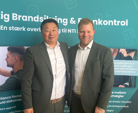To deltagere foran NemDKV-standen ved EBF Seminar 2026