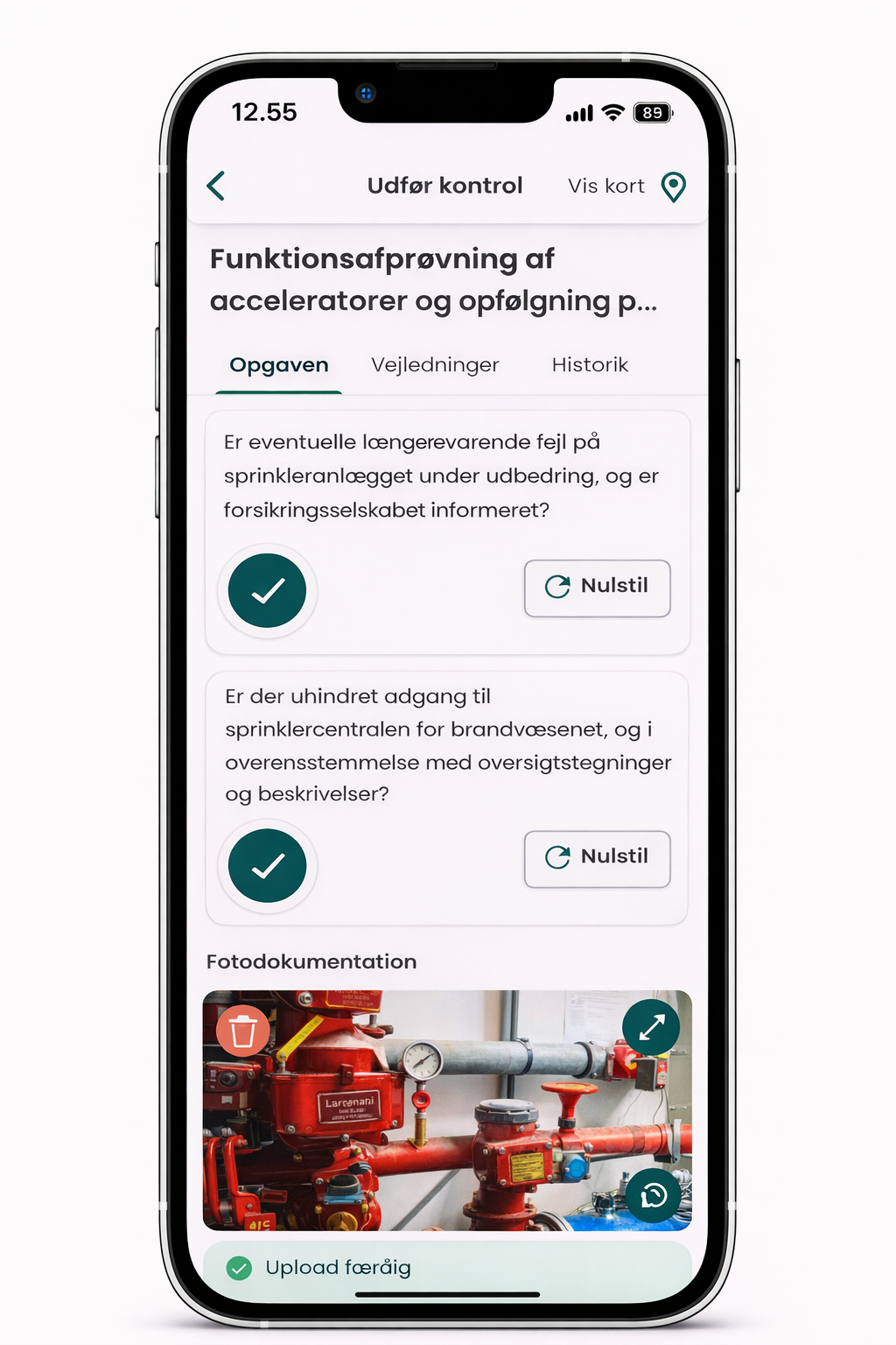 NemDKV-appen i brug på en mobil telefon ved et kontrolpunkt